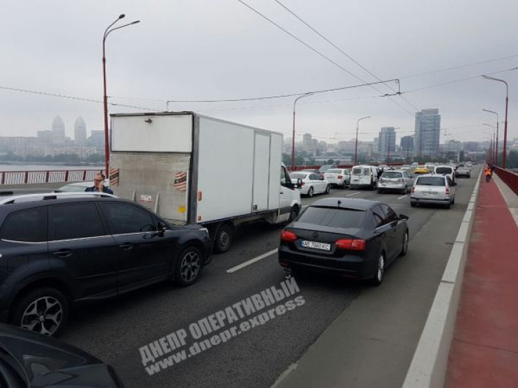 У Дніпрі на Новому мосту величезний зато…