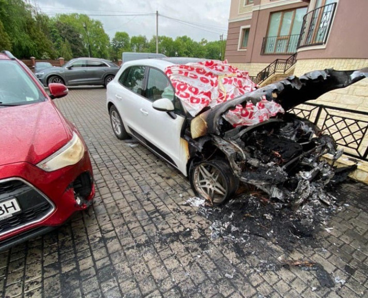 У Коломиї депутату спалили елітний автом…