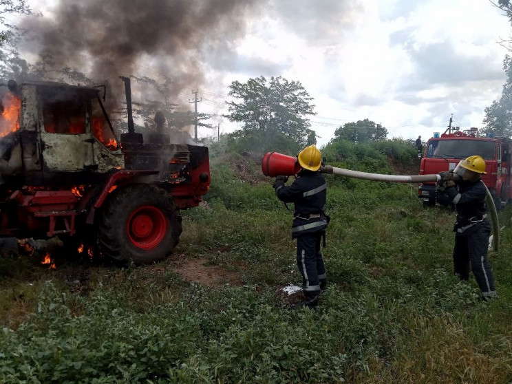 На Херсонщині спалахнув трактор…