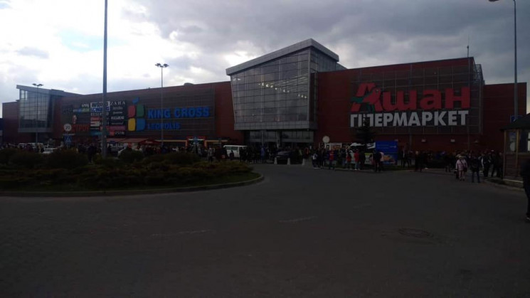 У Львові розпочалася евакуація в торгови…