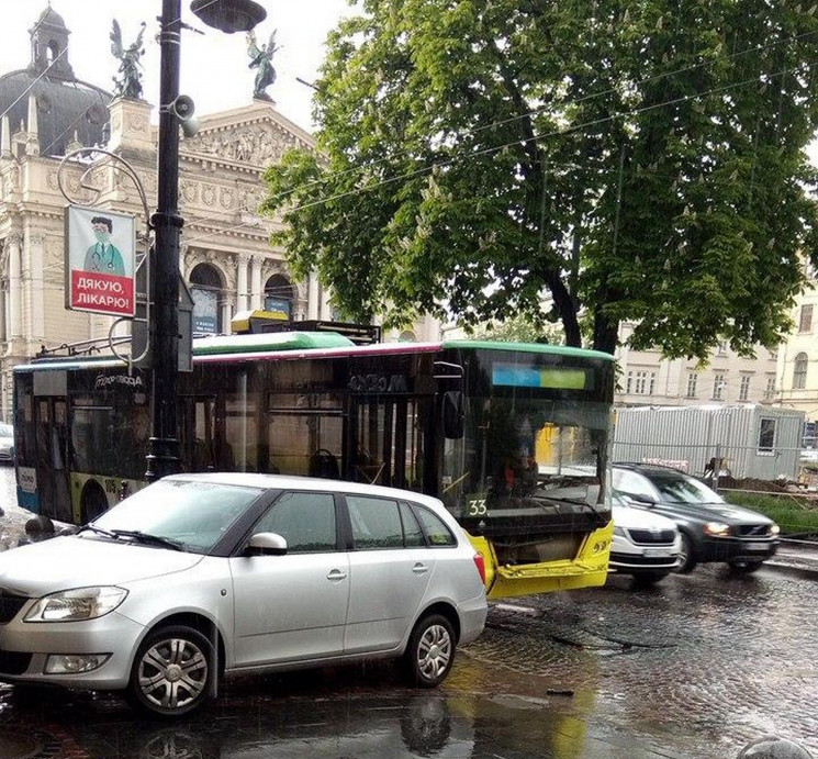 У центрі Львова зіткнулися автомбіль і т…