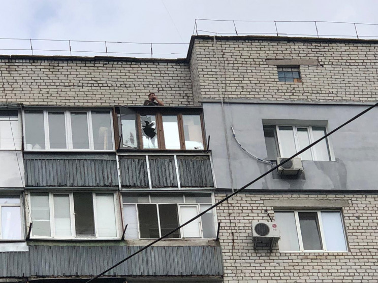 У Миколаєві рятувальники з даху балкону…