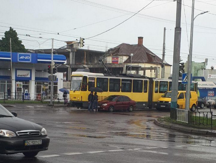 У Львові зіткнулися трамвай і автомобіль…