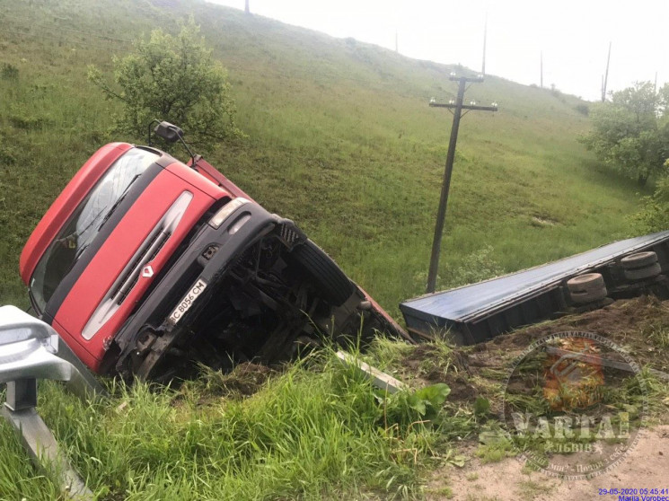 У Золочівському районі вантажівка впала…