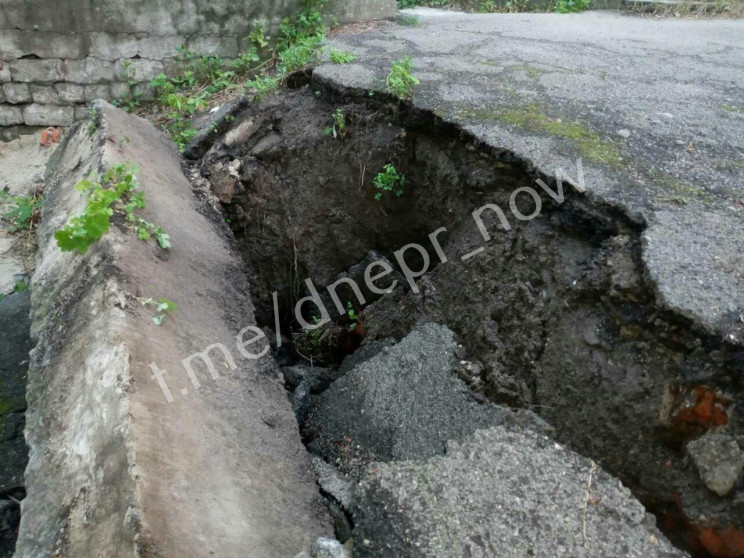 В Днепре под домом появилась дырка "в Мо…