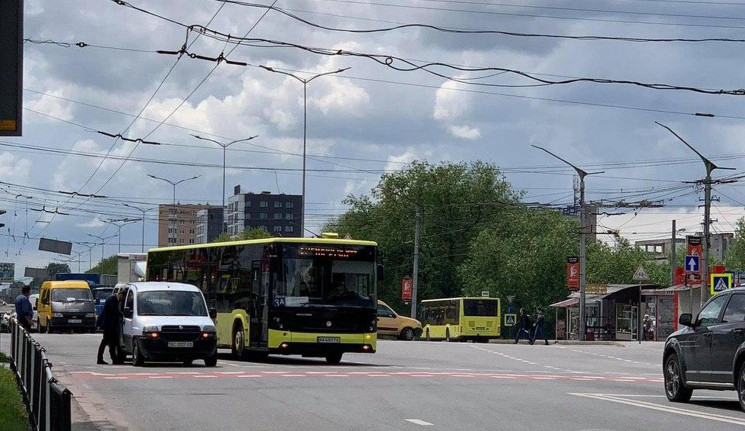 У Львові зіткулися автомобіль та автобус…