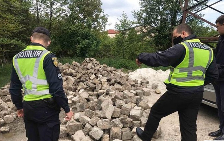 Скандал: Власник бруківки у Винниках зап…