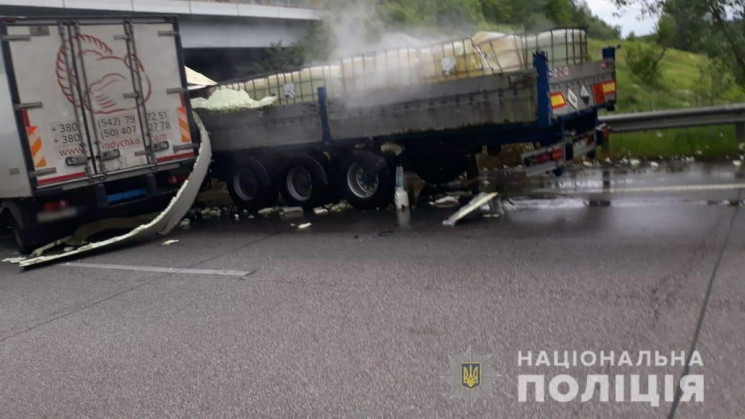 Поліція з'ясовує обставини ДТП, внаслідо…