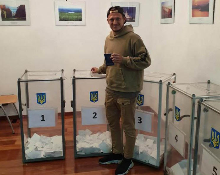 Як український футболіст Зозуля голосува…