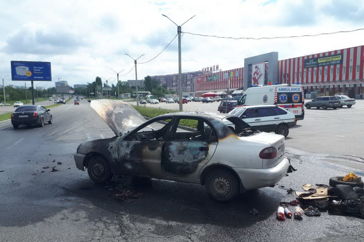 В Харкові загорівся автомобіль, водій от…