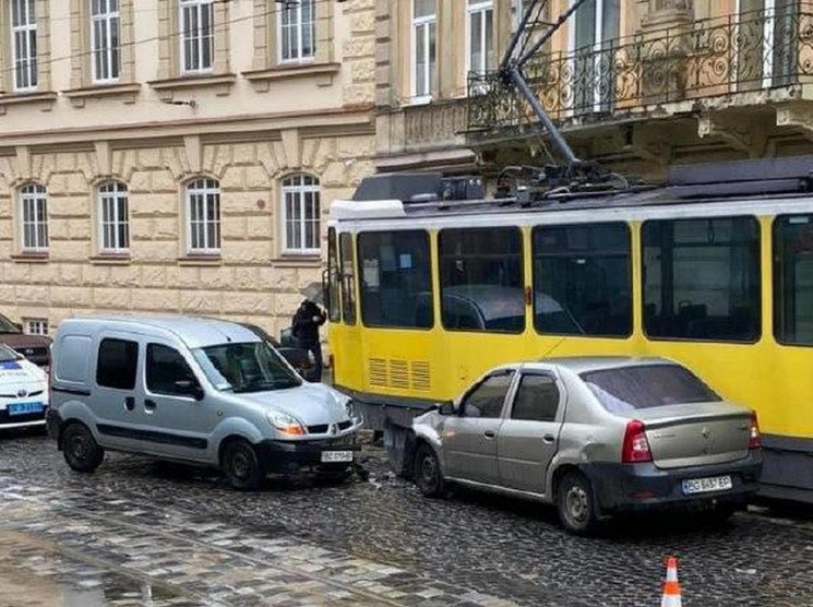 У Львові зіткнулися два автомобілі і тра…