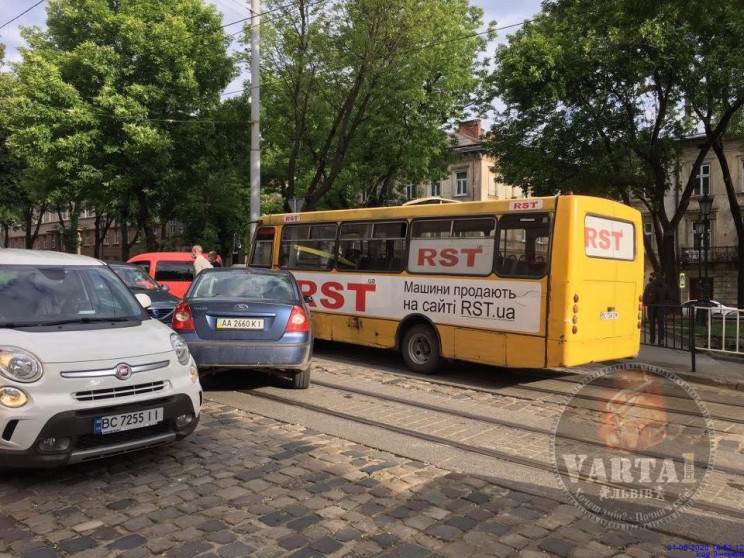 У Львові зіткнулися маршрутка і автомобі…