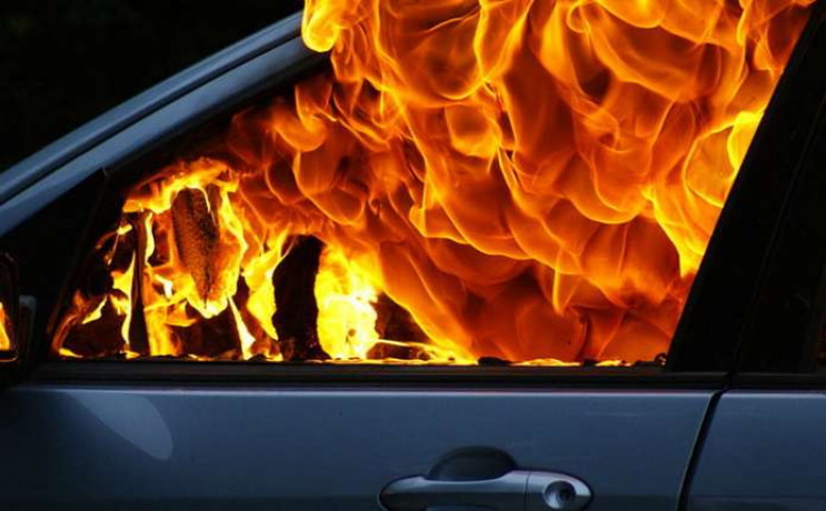 У Хмельницькому згоріла автівка…