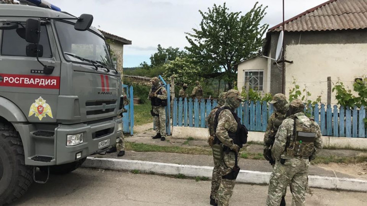 Окупанти знову обшукують кримських татар…