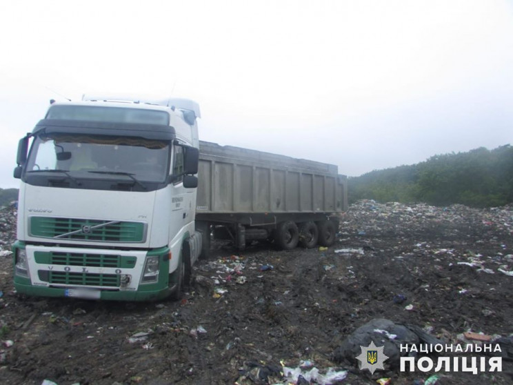 На Київщині затримано три вантажівки з л…