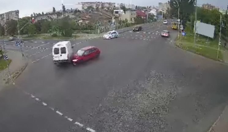 Полиция опубликовала видео момента авари…