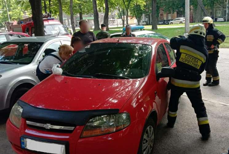 В Днепре разбили окно в машине, чтобы сп…