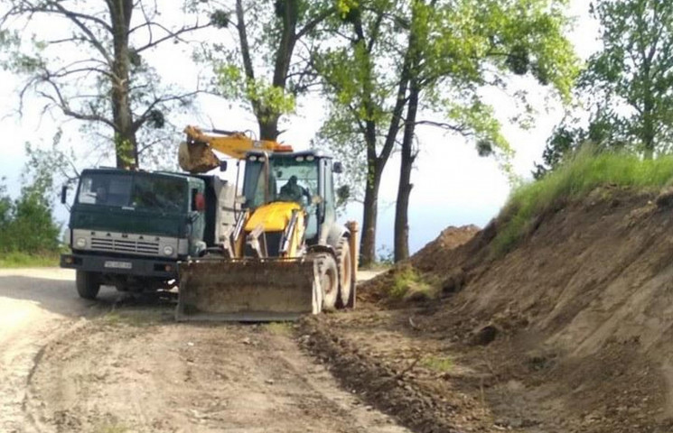 Як ремонтують дорогу між Золочівським і…