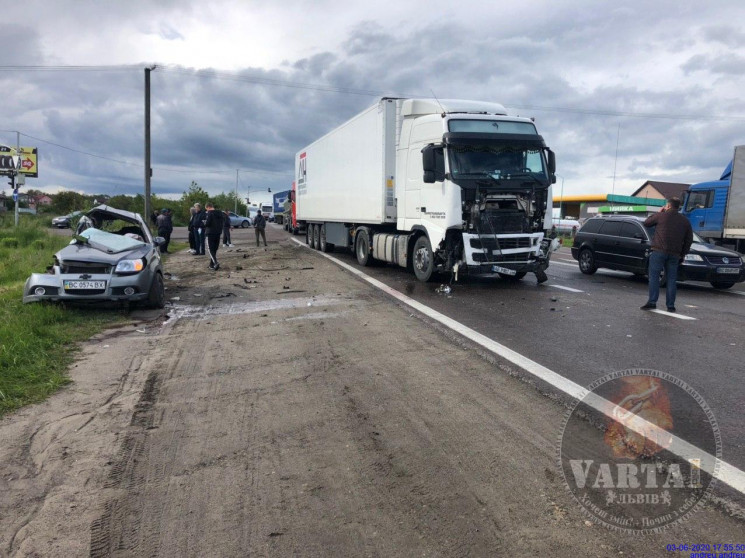 Вантажівка розчавила легковий автомобіль…