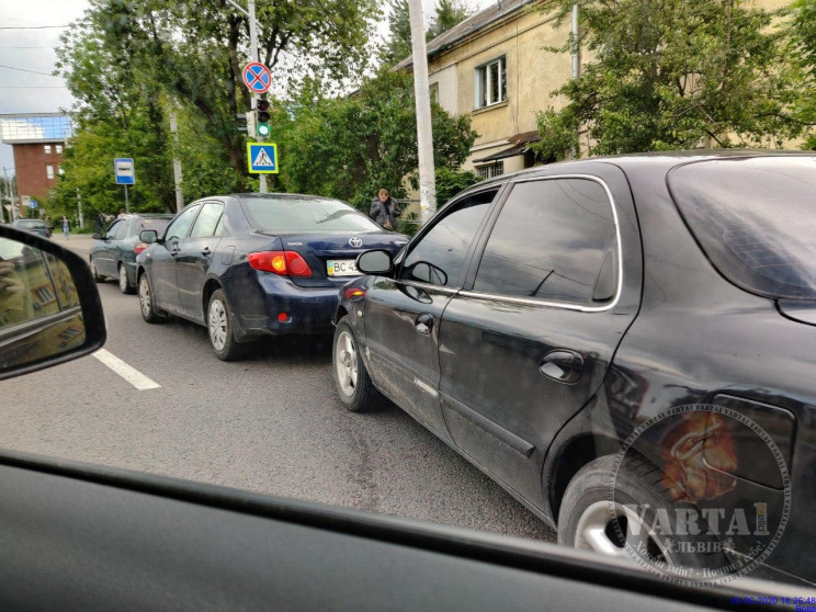 В'їзд на Сихів заблоковано через два ДТП…