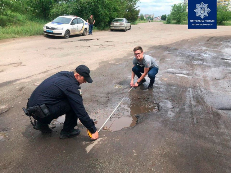 В Лисичанске копы замеряли лужи и выбоин…