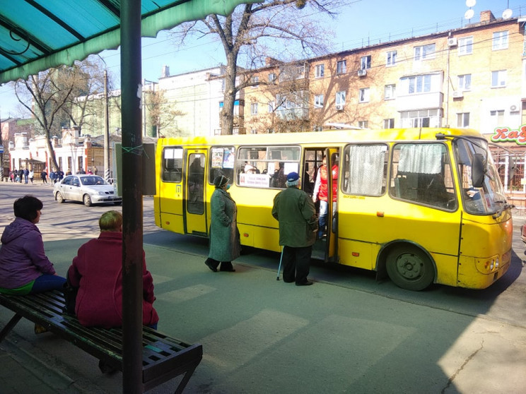 У Сумах у комунальному автобусі жінка вт…