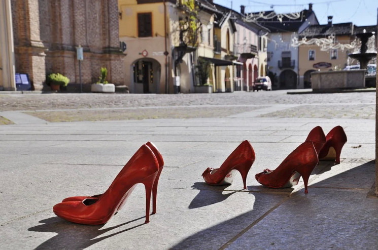 Червоні черевики: Навіщо жінки діляться…
