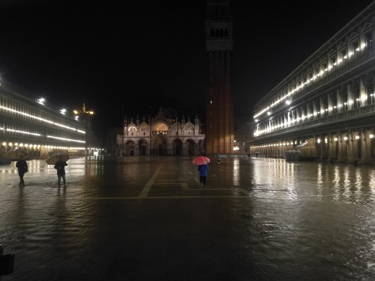 Венецию снова затопило…