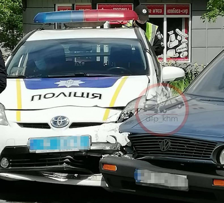 У Хмельницькому поліцейське авто потрапи…