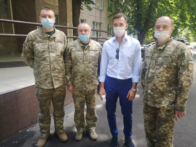 Шевченко посетил военный госпиталь и пер…
