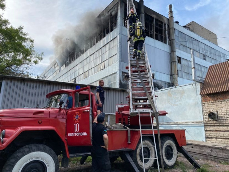Пожар на обувной фабрике в Запорожье туш…