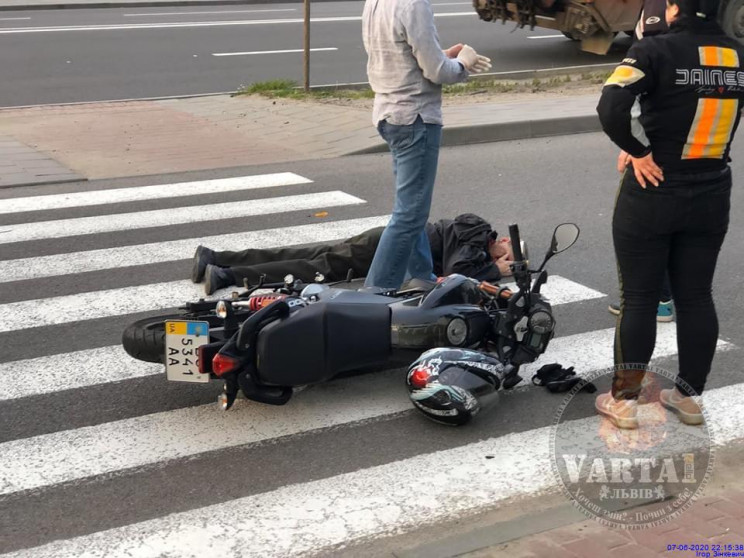 У Львові мотоцикліст збив людину (ФОТО)…