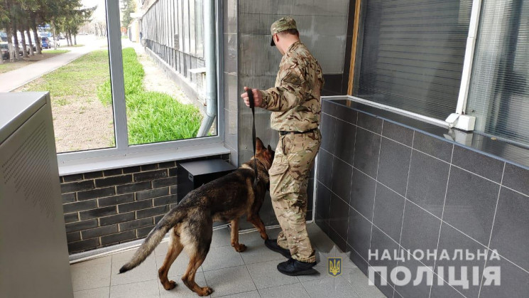 У Харкові із "замінованих" заводів та шк…