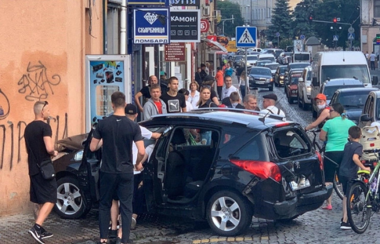 ДТП в Мукачеві: Автомобіль "влетів" у бу…