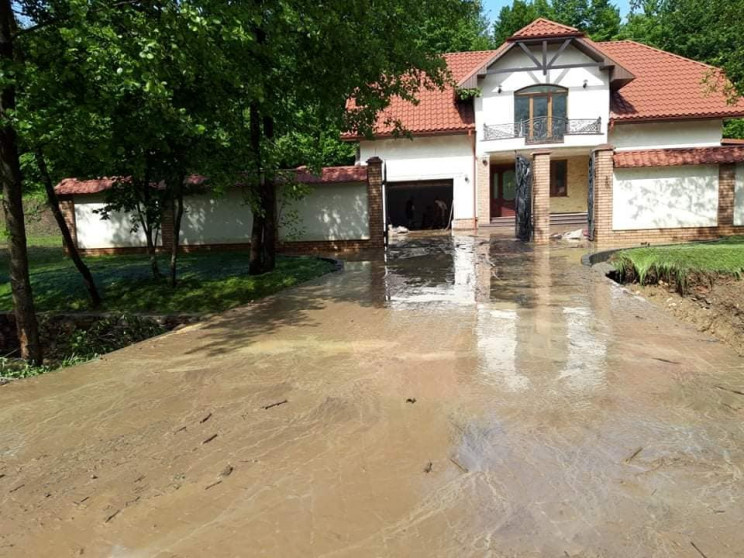 На Закарпатті сильна злива затопила сіль…