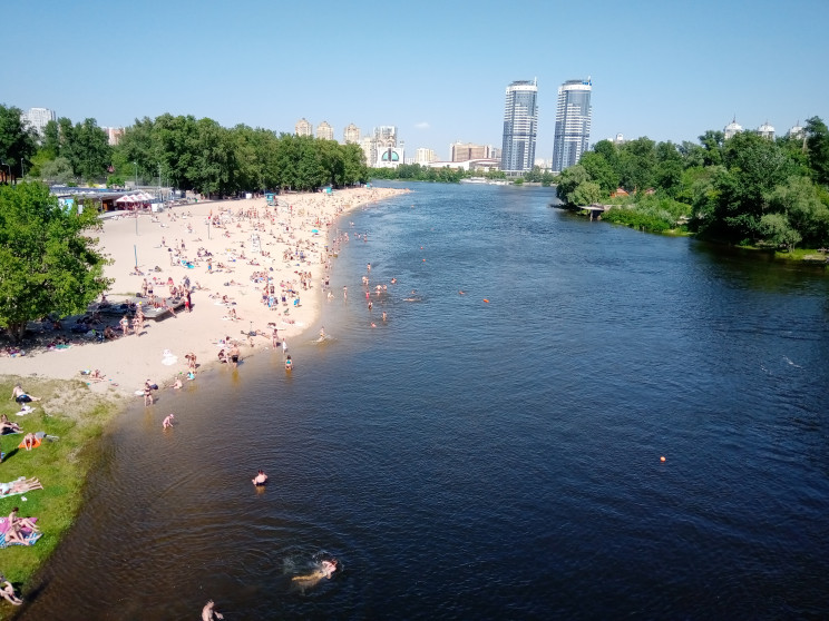 Пляжний відпочинок у Києві: Пісок після…