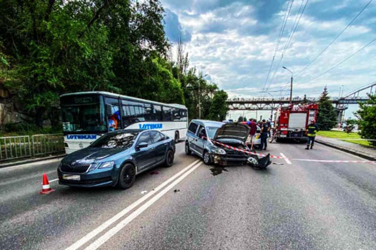 Потрійна ДТП на набережній у Дніпрі: Авт…