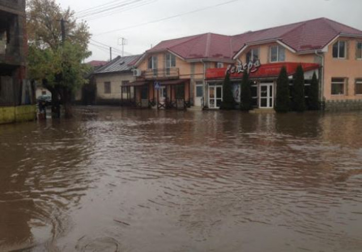 В Ужгороді через зливу затопило цілий ра…