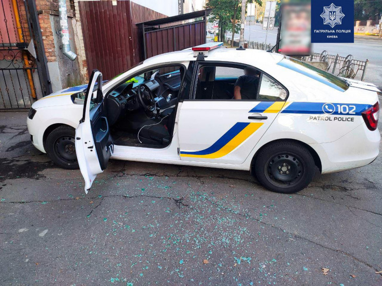 В Киеве нетрезвый мужчина разбил стекло…