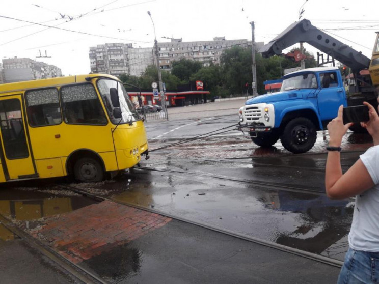 В центре Мариуполя маршрутка двумя колес…