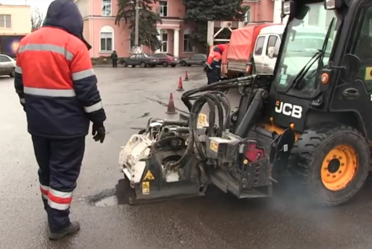 У Полтаві "латають" дорогу, яку планують…