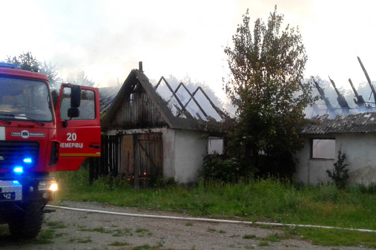 Блискавка підпалила недіючу ферму на Хме…