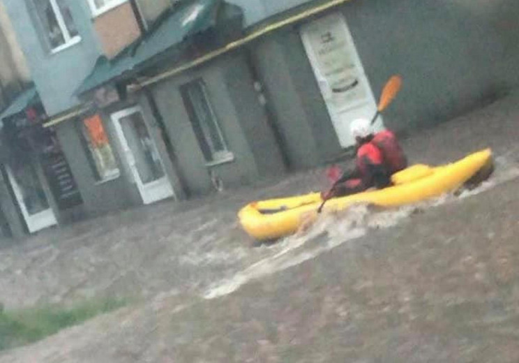 Як Львів затопило: Люди катаються на чов…
