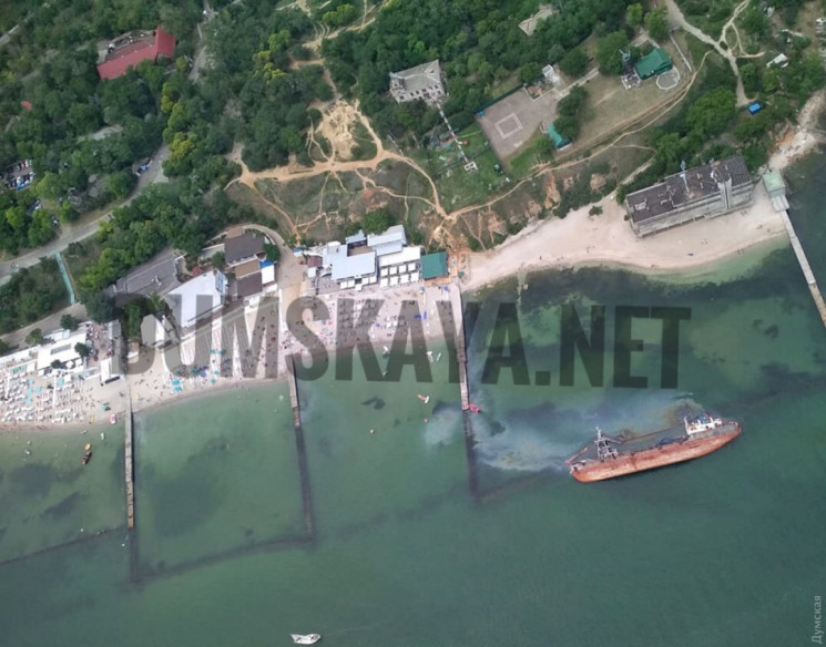 В Одессе из затонувшего танкера Delfi то…