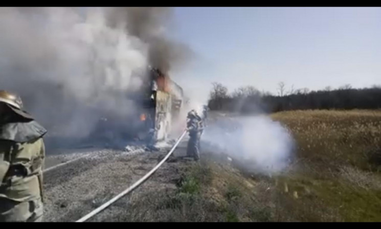 На херсонській трасі геть згорів автобус…