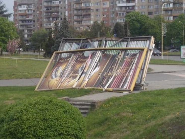 В Ужгороді біля транспортного мосту віте…