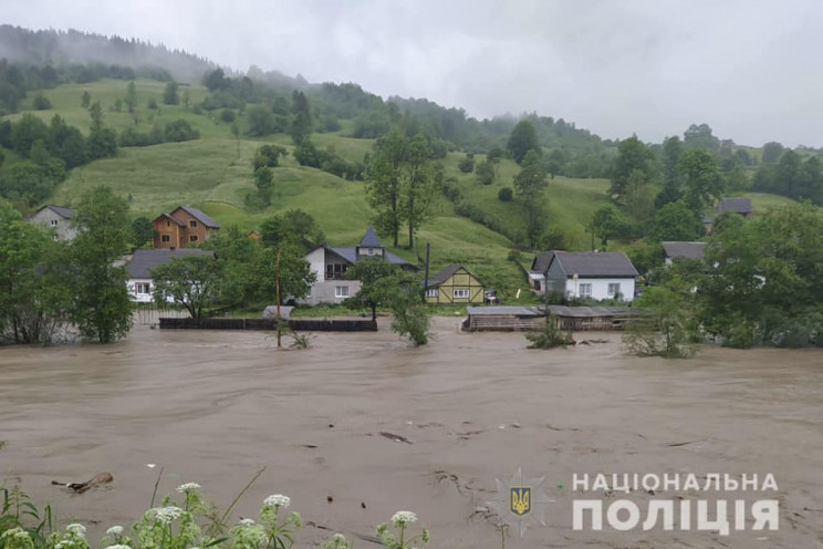 Поліція допомагає ліквідовувати наслідки…