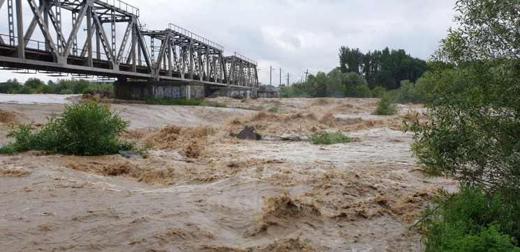 Як затопило Івано-Франківськ і Карпати (…