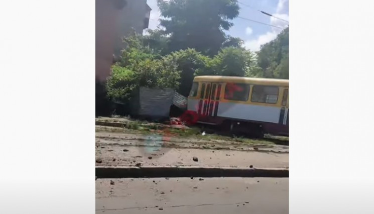 В Одесі трамвай протаранив паркан житлов…