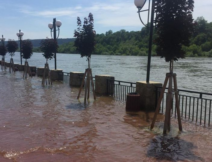 Могилів-Подільський почало заливати вода…